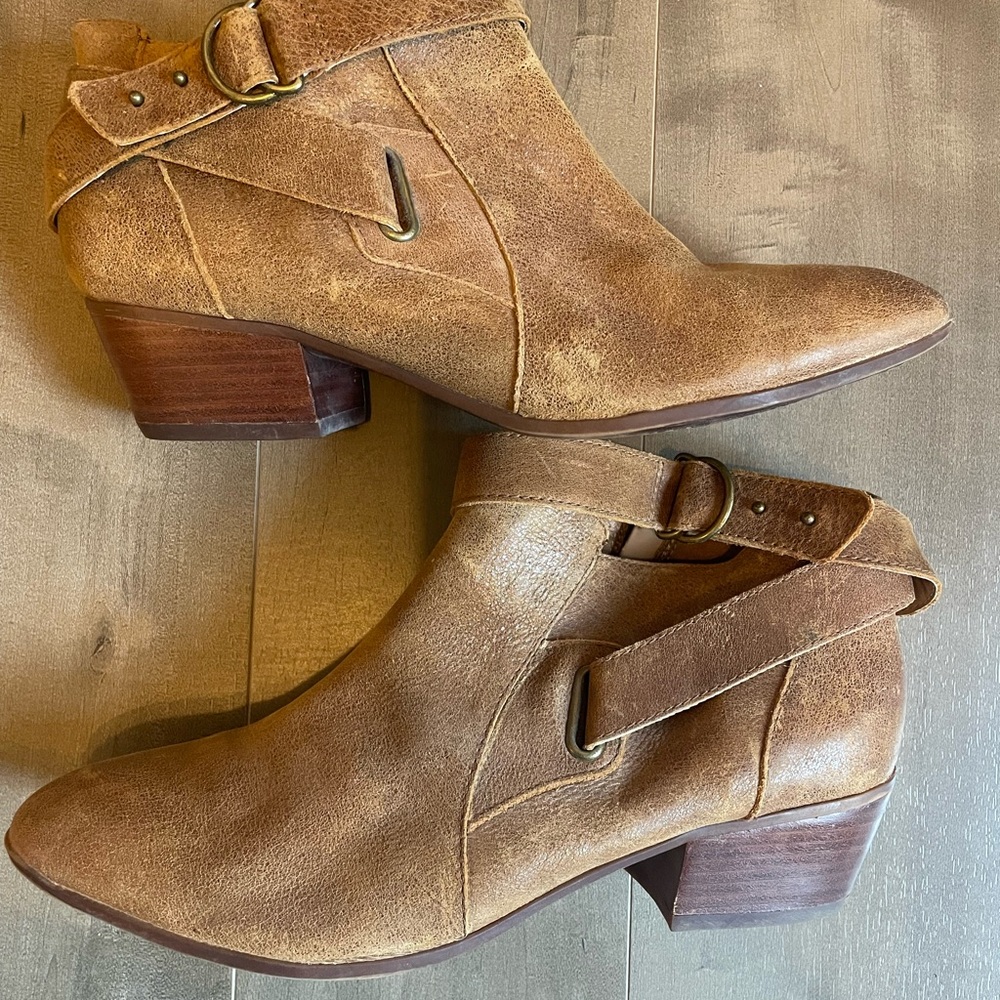 Clark’s Women's Tan Ankle Boots 12m